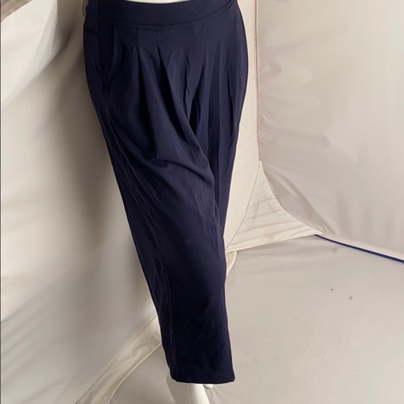 Lululemon navy pleated wide leg cropped pants - Picture 4 of 12
